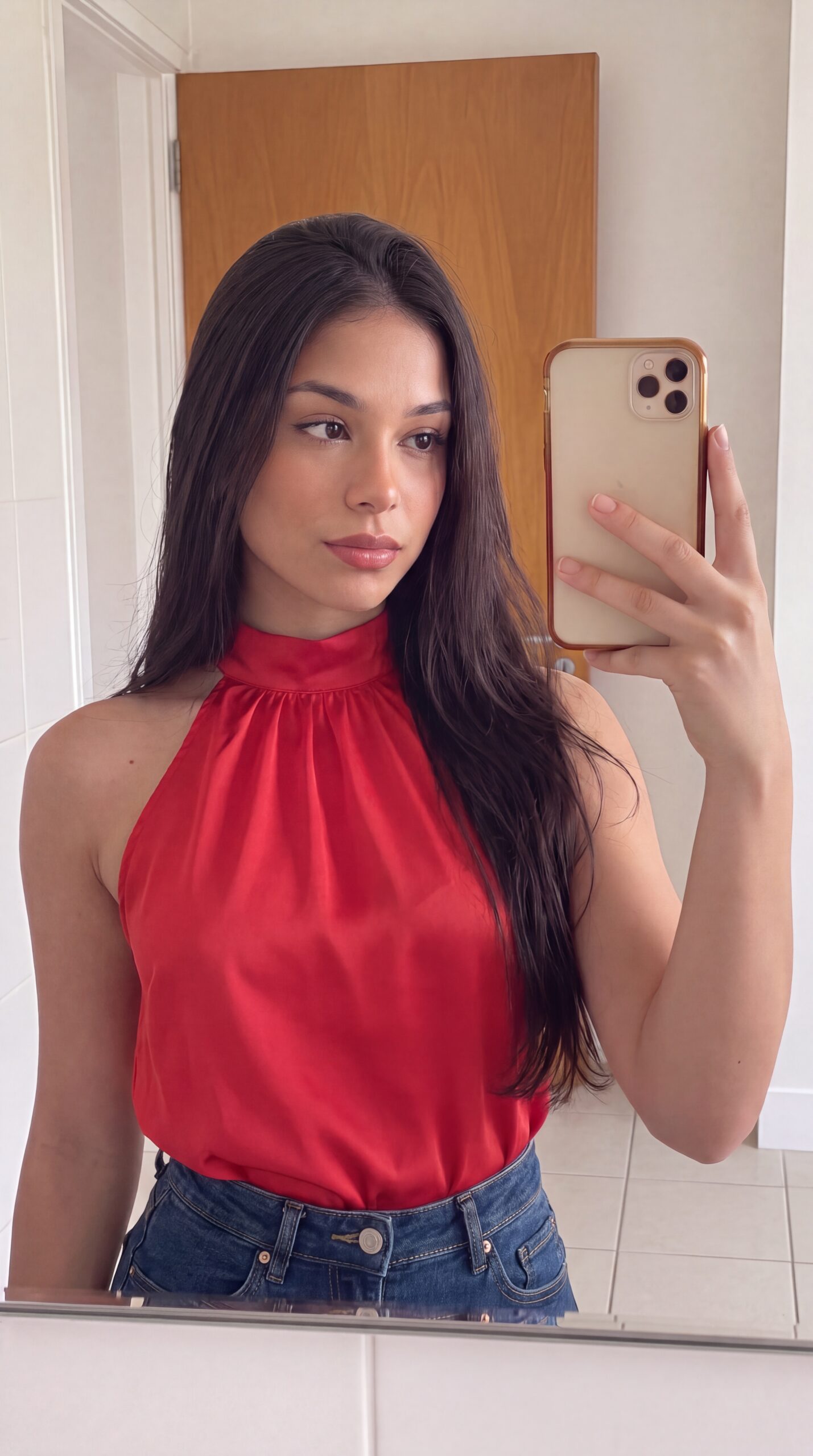 Naty usando a blusa regata franzida gola alta