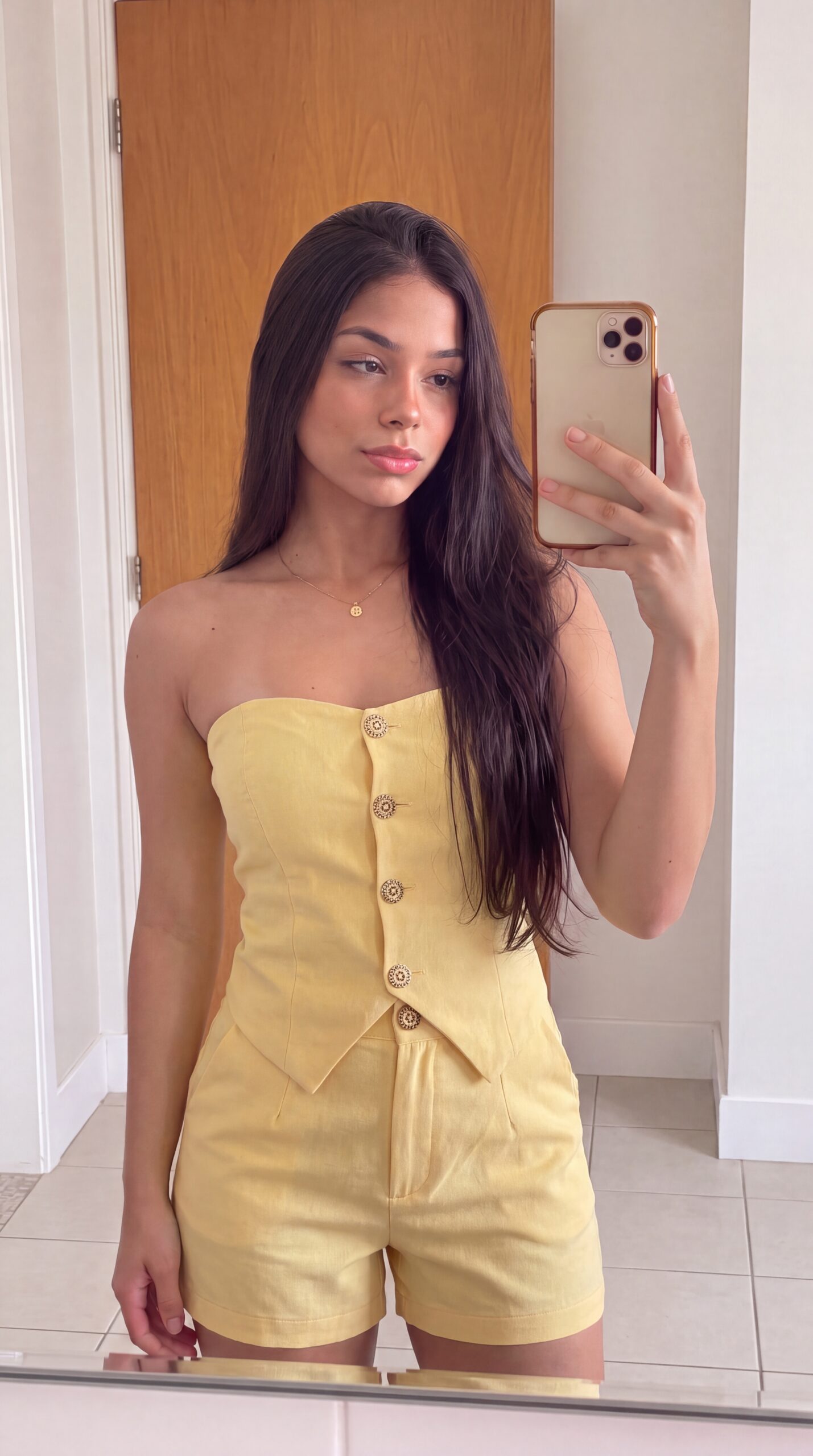 Naty usando o conjunto alfaiataria colete e short